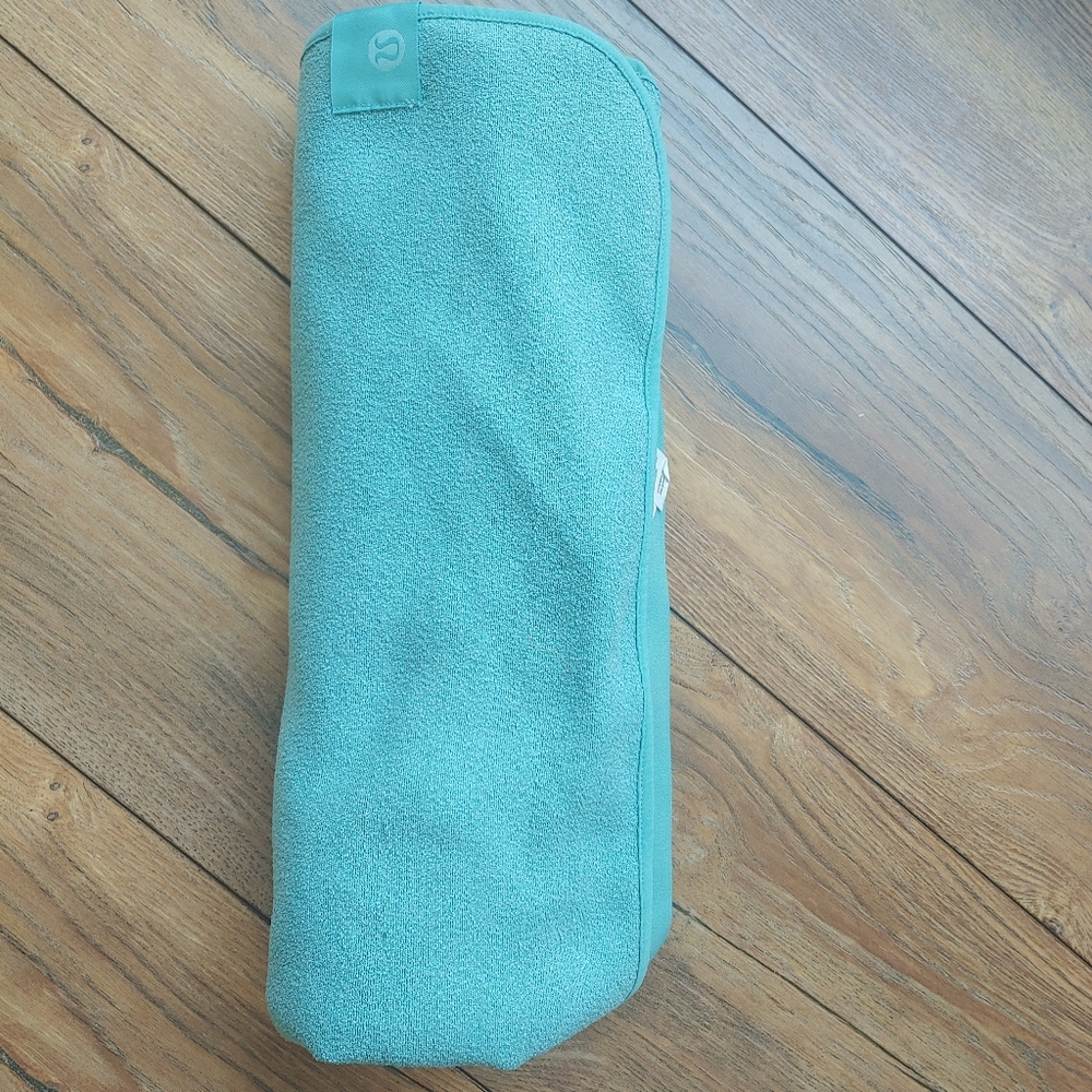 Lululemon Yoga Mat Towel with Grip, Turquoise🤍💙
